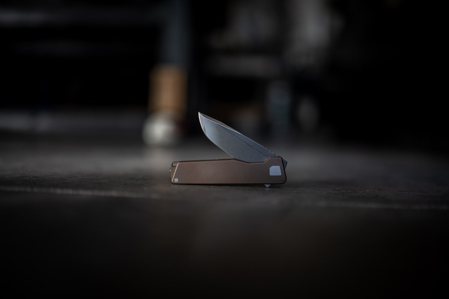 BRONZE WORKS-EDITION DROP — AVAIR M390 Framelock Folding Knife (BRONZE ANO 6AL-4V Titanium) - Image 7