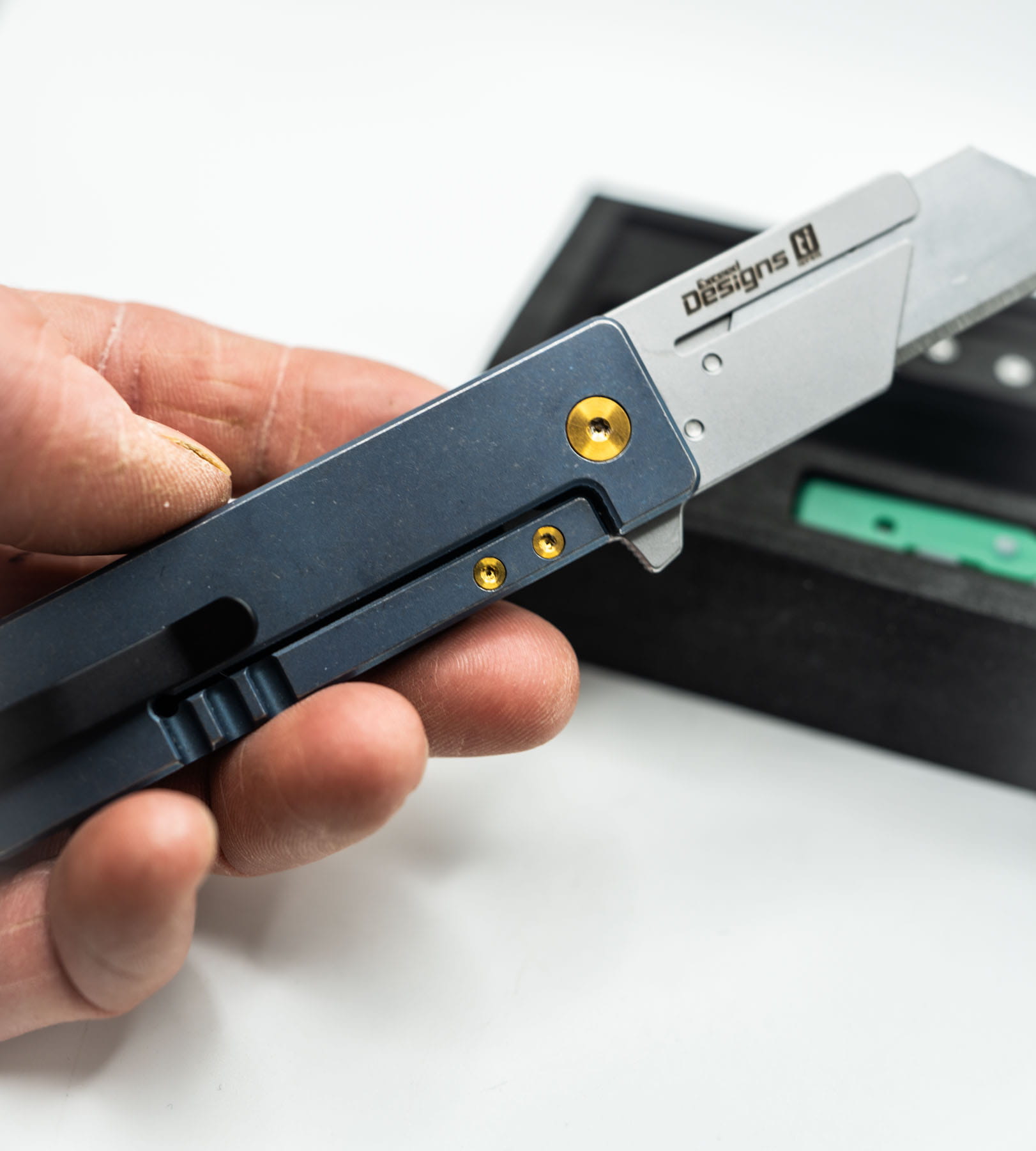 ITEM #11B — TiRant RAZOR V3 Jet-Black RH + Cobalt Blue Custom WASH LH Handle + Gold Hardware Blem + Mini Clip / Stonewash Holder (6AL-4V Ti + Box Kit) 9/10 BLEM / RARE WASH + CONTRAST — Only One Available - Image 5