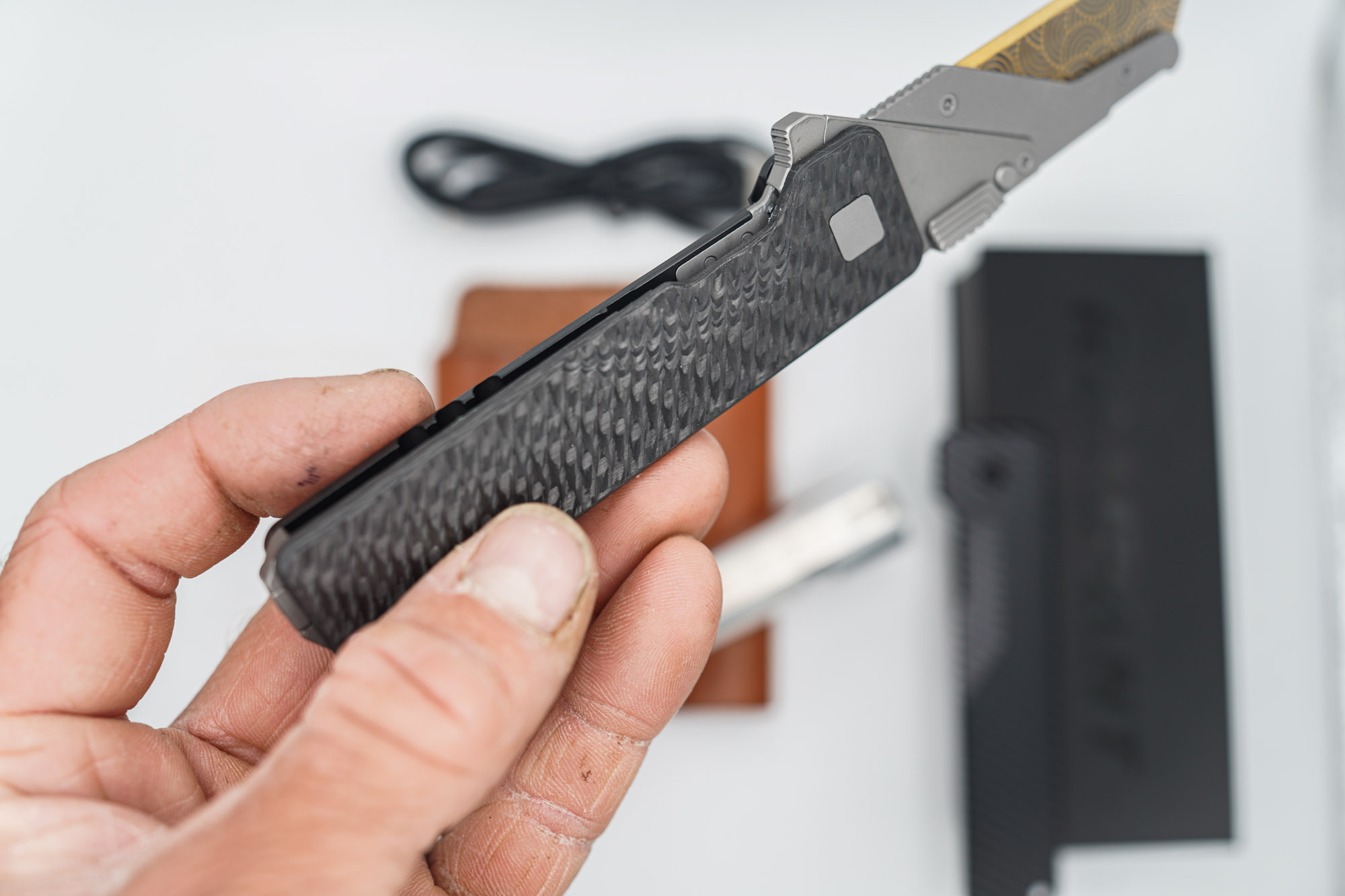 BUILD #47 Combo — Condition 9/10 — TiRant ULTRA Carbon Fiber USA-Milled Deep Slash RH Scale + Jet-Black PVD Deep Slash LH Scale + Original Deep Slash RH Ti Black PVD Scale + 4X Custom Laser Engraved Razor Blades + Rampant R4 519a Aluminum Flashlight In RAW Machined Finish + 9/10 Prototype Brown FieldPro Pocket Organizer W/Belt Loop - Image 4