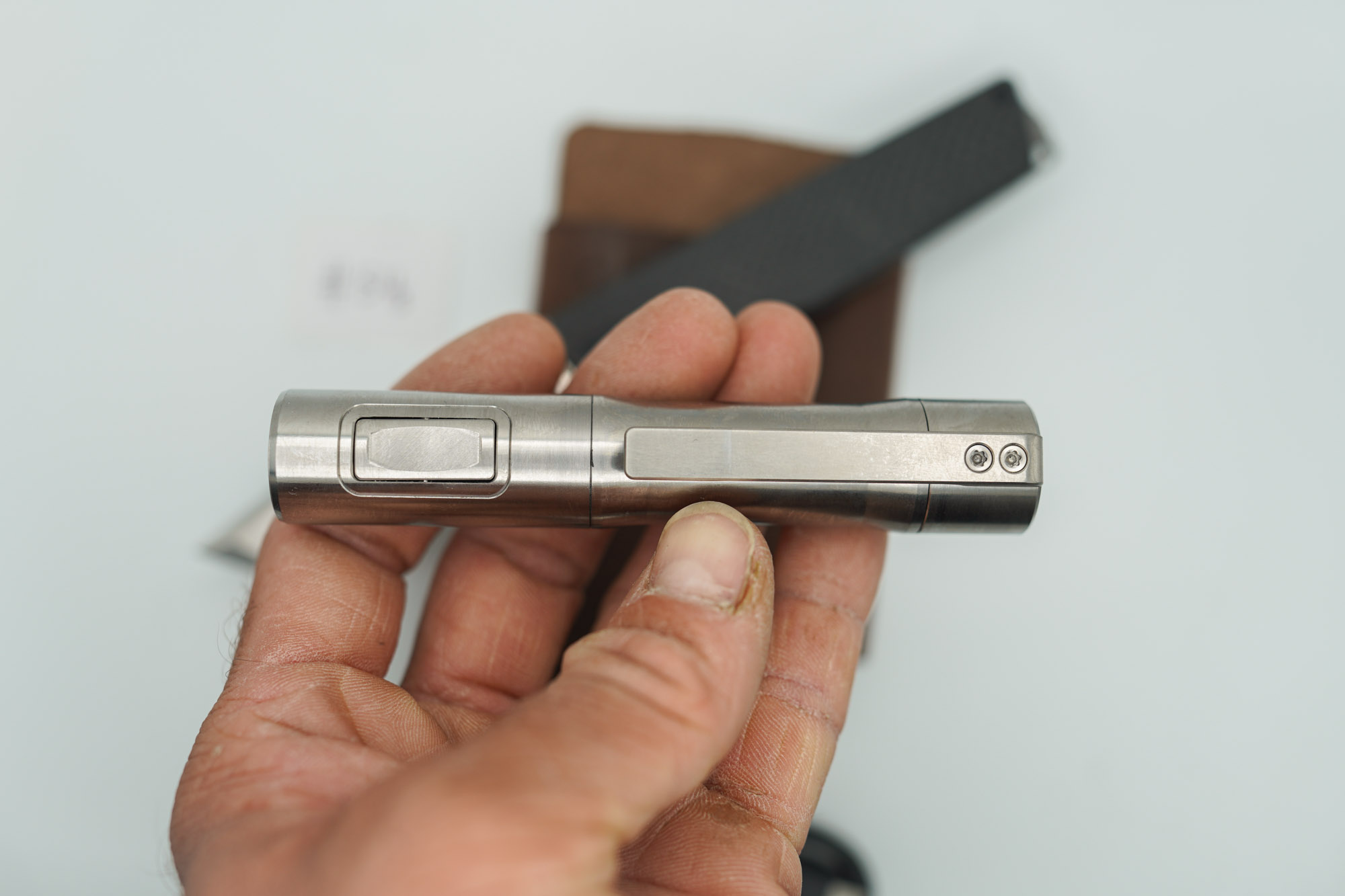 BUILD #54s Combo — Condition 10/10 — AVAIR M390 W/Carbon Fiber Contoured RH Scale (Rare Pre Thousands Serialized "BUILD 999") + Installed SKIFF Bearings + 10/10 Rampant R4 519a Titanium Flashlight In RAW Machined Finish W/Long Machined Clip + R4 SAPPHIRE GLASS Upgraded Lens + 9/10 Prototype Dark Brown V1 FieldPro Pocket Organizer - Image 2