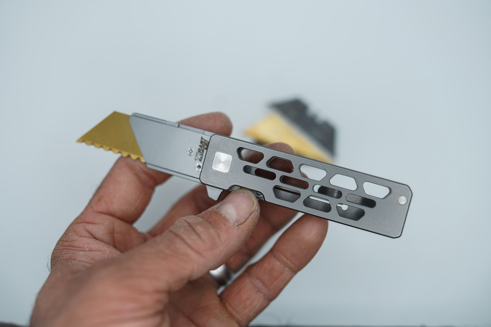 BUILD #109s — Condition 10/10 — TiRant RAZOR V3 + Pre-Installed SKIFF Bearings + Titanium Flush Spacer Pre-Installed + 38mm Mini Clip + 3 Custom Laser Engraved Razor Blades From The ToolRoom - Image 4