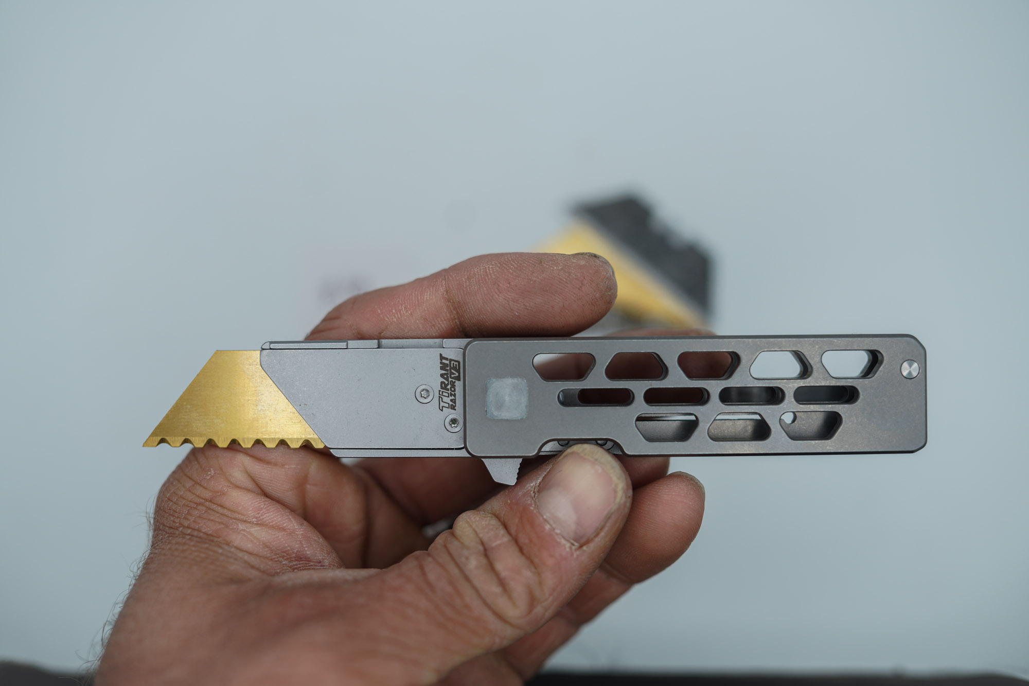 BUILD #109s — Condition 10/10 — TiRant RAZOR V3 + Pre-Installed SKIFF Bearings + Titanium Flush Spacer Pre-Installed + 38mm Mini Clip + 3 Custom Laser Engraved Razor Blades From The ToolRoom - Image 2