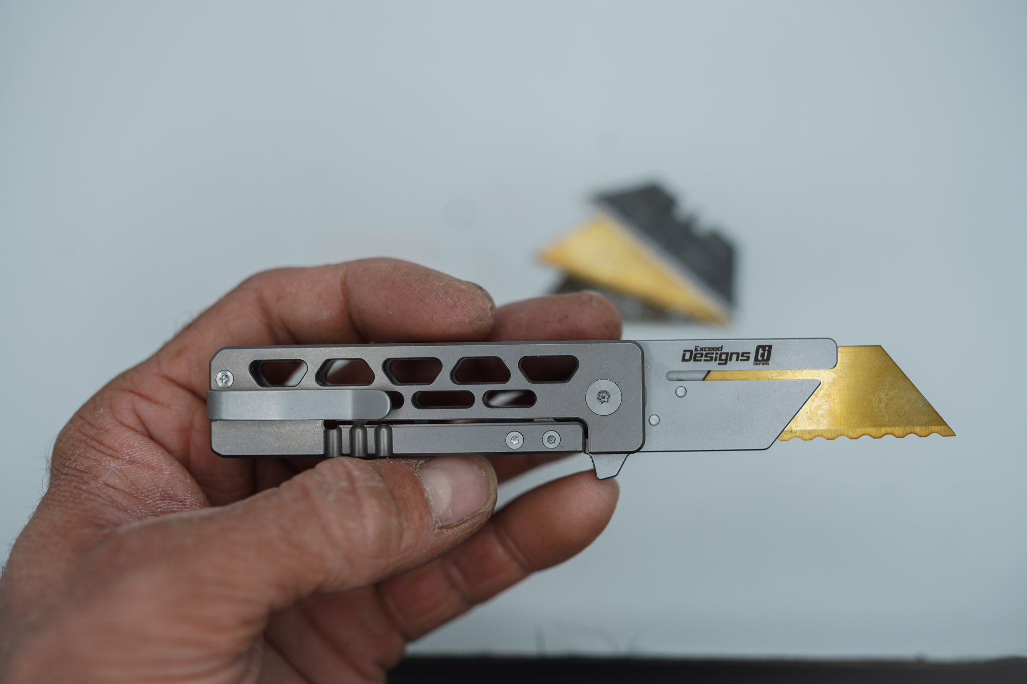 BUILD #109s — Condition 10/10 — TiRant RAZOR V3 + Pre-Installed SKIFF Bearings + Titanium Flush Spacer Pre-Installed + 38mm Mini Clip + 3 Custom Laser Engraved Razor Blades From The ToolRoom - Image 5