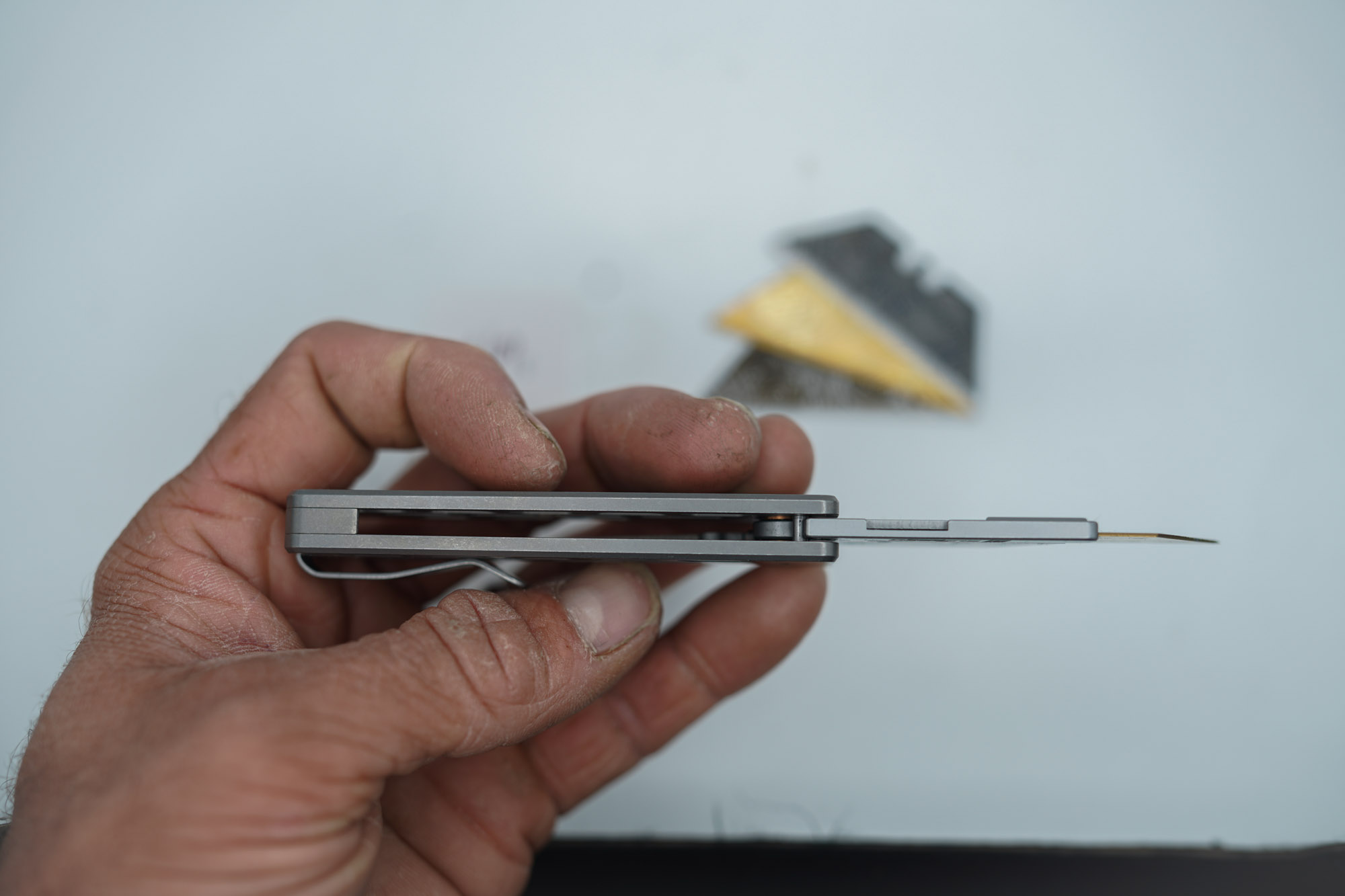 BUILD #109s — Condition 10/10 — TiRant RAZOR V3 + Pre-Installed SKIFF Bearings + Titanium Flush Spacer Pre-Installed + 38mm Mini Clip + 3 Custom Laser Engraved Razor Blades From The ToolRoom - Image 6