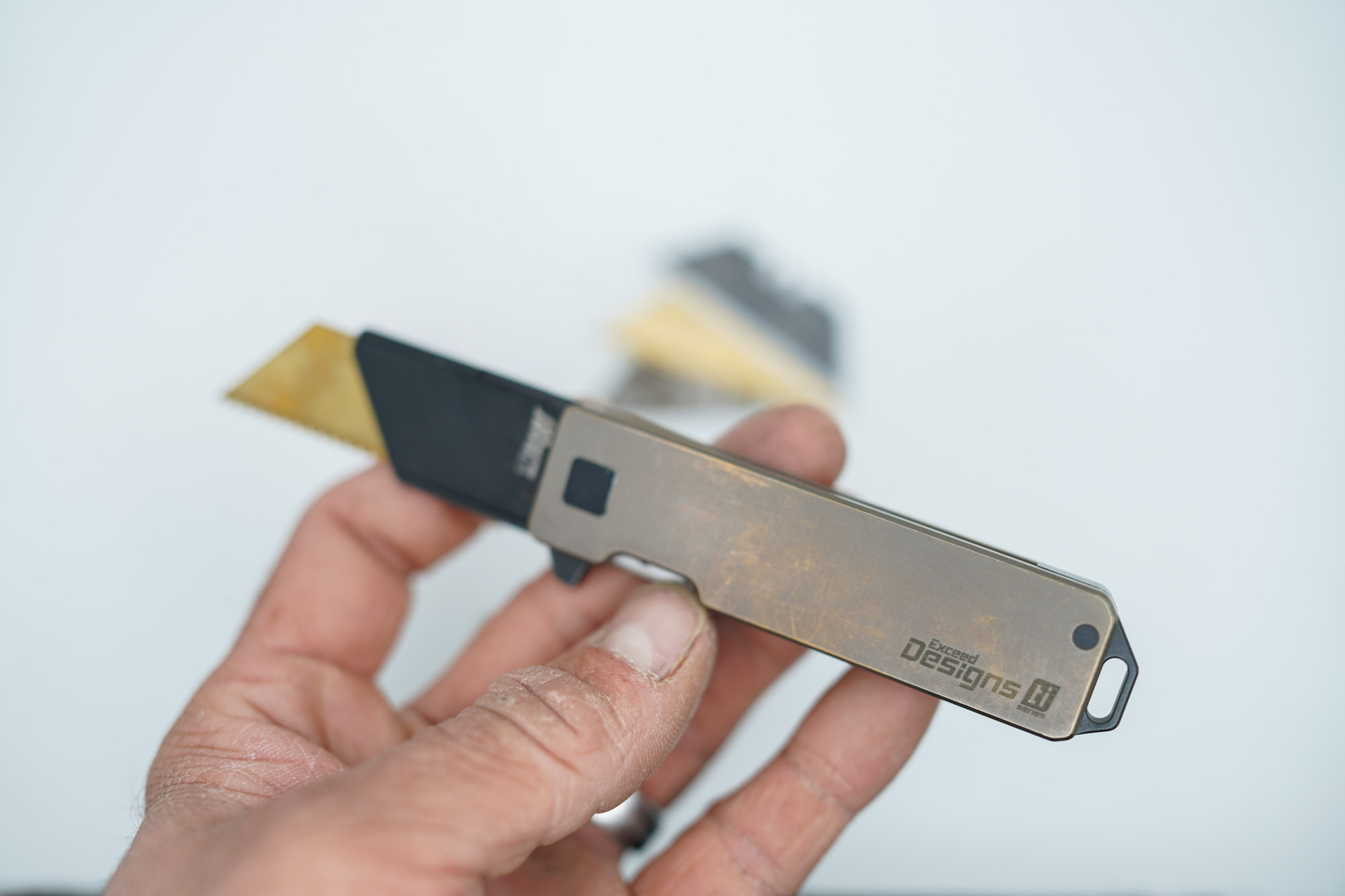 BUILD #114s — Condition 7/10 — TiRant RAZOR V3 Dual-Sided Centurion Bronze ANO + SKIFF Bearings Pre-Installed + Blemished 38mm Mini Clip + 3 Custom Laser Engraved Razor Blades From The ToolRoom - Image 4